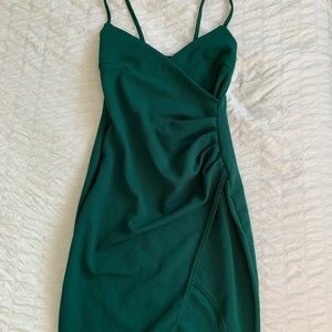 PRETTY LITTLE THING - Green dress with slit